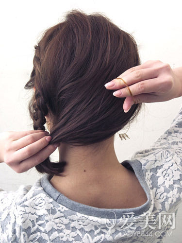 慵懶感小辮子盤發(fā) 簡單隨意顯俏皮 慵懶感小辮子盤發(fā) 簡單隨意顯俏皮