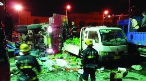 渣土車側(cè)翻在地，現(xiàn)場(chǎng)一片狼藉