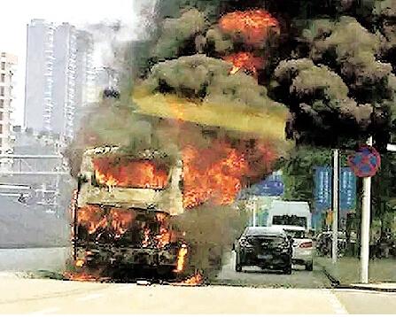武漢大客車突發(fā)自燃成空殼 36人2分鐘有序撤離(圖) 武漢大客車突發(fā)自燃成空殼 36人2分鐘有序撤離(圖)