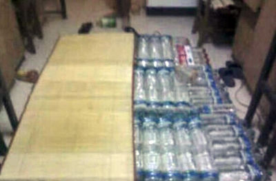 網(wǎng)友曬“解暑神器”:西瓜褲礦泉水床(圖) 網(wǎng)友曬“解暑神器”:西瓜褲礦泉水床(圖)