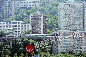 居民說列車從樓棟中穿過時沒什么噪聲 居民說列車從樓棟中穿過時沒什么噪聲