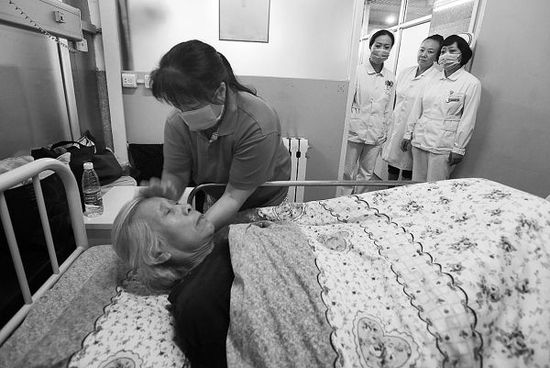 睡公廁八旬老太被送至救助機構(gòu) 3個女兒仍未現(xiàn)身 睡公廁八旬老太被送至救助機構(gòu) 3個女兒仍未現(xiàn)身