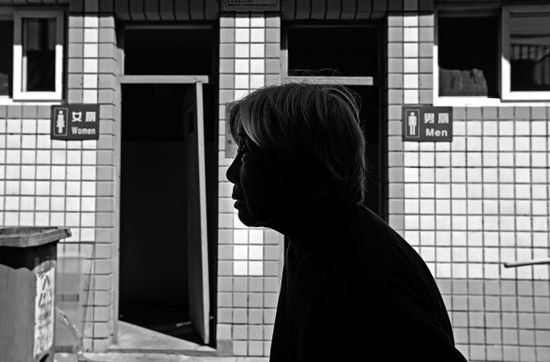 睡公廁八旬老太被送至救助機構(gòu) 3個女兒仍未現(xiàn)身 睡公廁八旬老太被送至救助機構(gòu) 3個女兒仍未現(xiàn)身