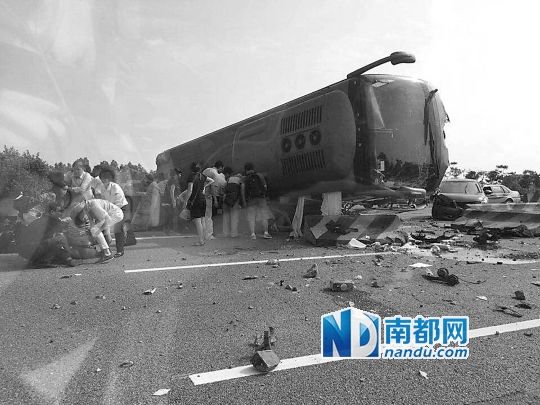 現(xiàn)場大客車側(cè)翻，玻璃碎落一地，車身卡在路邊水泥護(hù)欄上。 目擊者供圖