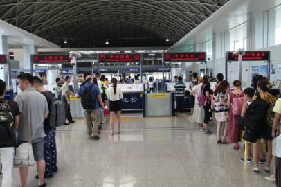 成都市民排隊準備出境。