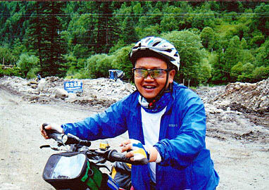 江西億萬(wàn)富翁跳水救員工遇難 年僅40歲(圖) 江西億萬(wàn)富翁跳水救員工遇難 年僅40歲(圖)