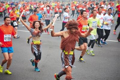 “原始人”打扮的參賽者向觀眾揮手。