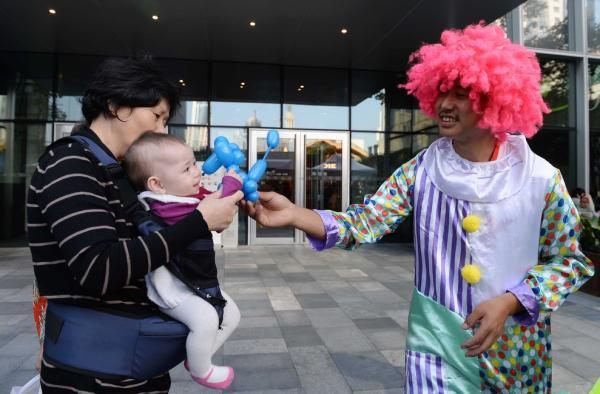 上海持證街頭藝人初演兩天小費過千 市民熱情圍觀 上海持證街頭藝人初演兩天小費過千 市民熱情圍觀