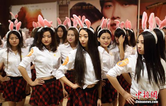 11月11日晚，一百位統(tǒng)一打扮的“兔女郎”現(xiàn)身南京新街口，逛街看電影玩快閃，走到哪里都被圍觀。