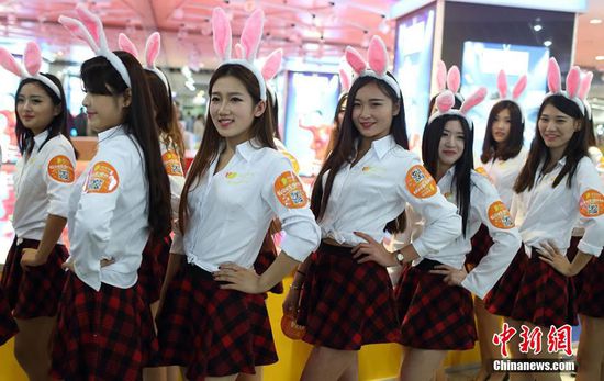 11月11日晚，一百位統(tǒng)一打扮的“兔女郎”現(xiàn)身南京新街口，逛街看電影玩快閃，走到哪里都被圍觀。