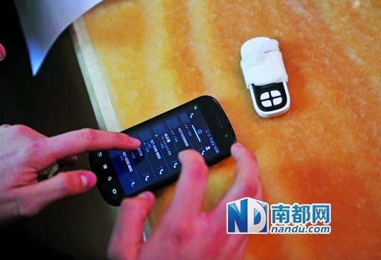 一個(gè)號(hào)碼為021-62588800的電話自稱上海靜安區(qū)公安分局，騙走了小程148萬(wàn)。記者 梁煒培 攝