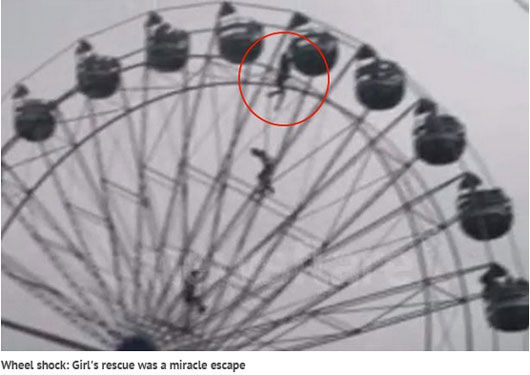 少女坐摩天輪時(shí)被甩出懸半空幸被及時(shí)推回(圖) 少女坐摩天輪時(shí)被甩出懸半空幸被及時(shí)推回(圖)