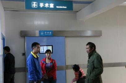 宇宇的父母和爺爺一直守候在手術(shù)室外。
