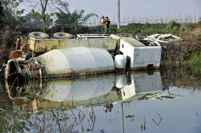 12月23日，側(cè)翻在荷塘的罐車。