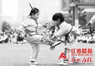 兩名小朋友在進(jìn)行武術(shù)對(duì)打表演。