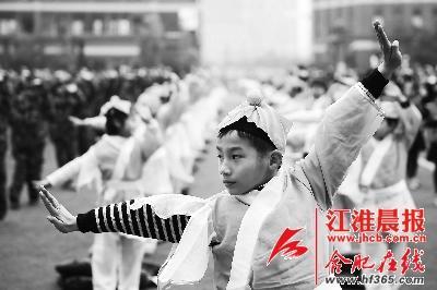 學(xué)生們?cè)谶M(jìn)行集體武術(shù)操展示。