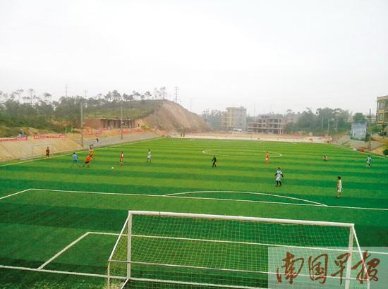 土豪自費(fèi)400萬村里建體育場(chǎng) 免費(fèi)向村民開放 土豪自費(fèi)400萬村里建體育場(chǎng) 免費(fèi)向村民開放
