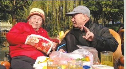 結(jié)婚60年，梁玉芹婆婆和王再功爺爺恩愛如初。