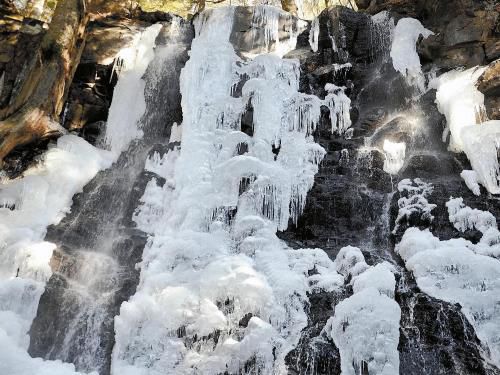 富士河口湖畔的瀑布結(jié)冰，成了一道“冰瀑”。