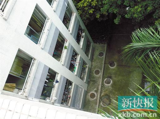 據(jù)目擊者稱,當時墜樓者躺在右排中、下兩個井蓋中間附近。