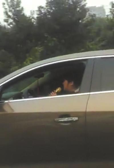 成都一女司機(jī)開(kāi)車K歌遭查 不忘與對(duì)面司機(jī)互動(dòng)