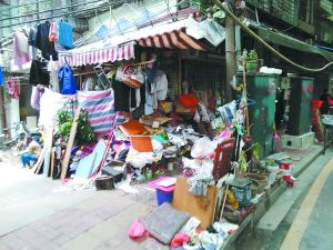 工作人員清理前，阿姨家周圍垃圾如山。