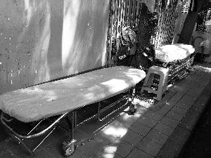 天壇醫(yī)院外商販出租的床，一天350元。汪慧賢/攝