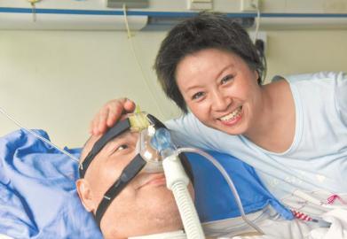 一年多來，楊曉華陪伴著臥病在床的男友，一日三餐悉心照料，毫無怨言。