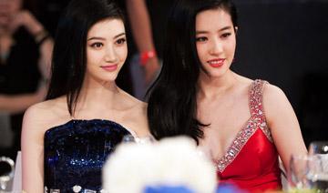 除了白，在合影中還有另外一個制勝法寶，就是——高。