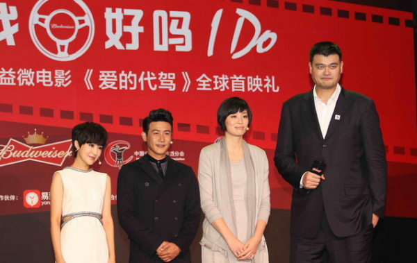 易建聯(lián)與姚明的合影本來好好的，丁俊暉一出現(xiàn)，立馬變“深V”，心疼小暉一秒