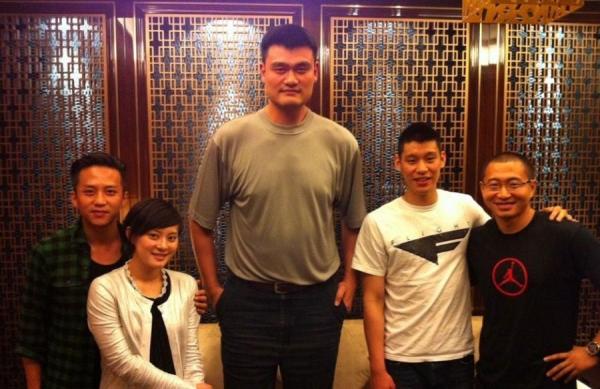 姚明+曾志偉，心疼兩人的脖子……