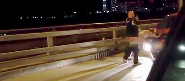 許多人拍攝到這對夫婦在引擎罩上“表達(dá)愛意”的方式，而男子甚至轉(zhuǎn)過頭來看鏡頭。（視頻截圖）