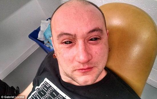 一支來(lái)自加州的研究團(tuán)隊(duì)研發(fā)了一種能使人類擁有夜視能力的藥水。該溶液由二氫卟吩e6與胰島素和生理鹽水混合而成。在往實(shí)驗(yàn)對(duì)象加西亞?里西納眼中滴入少量溶液之后，他的眼睛先是呈現(xiàn)全黑色，但在藥水被吸收之后即恢復(fù)正常。