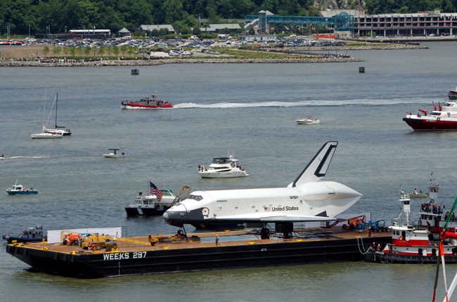 “企業(yè)”號(hào)航天飛機(jī)被運(yùn)往“無畏”號(hào)航空母艦(資料圖) “企業(yè)”號(hào)航天飛機(jī)被運(yùn)往“無畏”號(hào)航空母艦(資料圖)