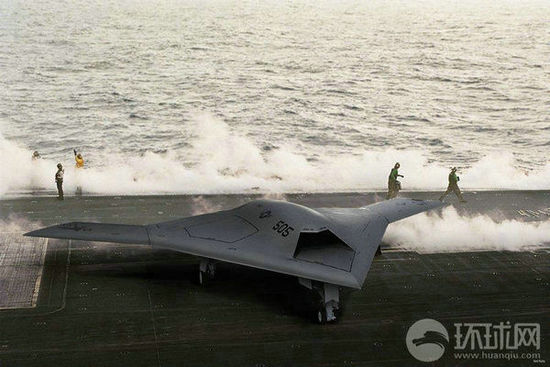 資料圖：X-47B無人機(jī)在林肯號(hào)航母上進(jìn)行系統(tǒng)連接測(cè)試。