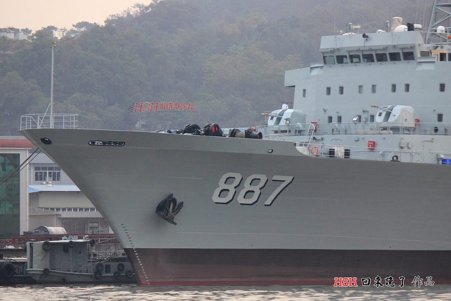 　網(wǎng)友拍攝到的已經(jīng)涂裝了新式舷號的微山湖號補(bǔ)給艦