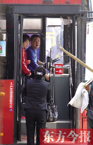 梅麗手持殘疾人證等車時，多次被司機婉言謝絕