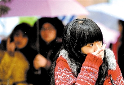 大學(xué)路附近，一位美女冷得縮起脖子。 晚報(bào)記者 馬健 圖