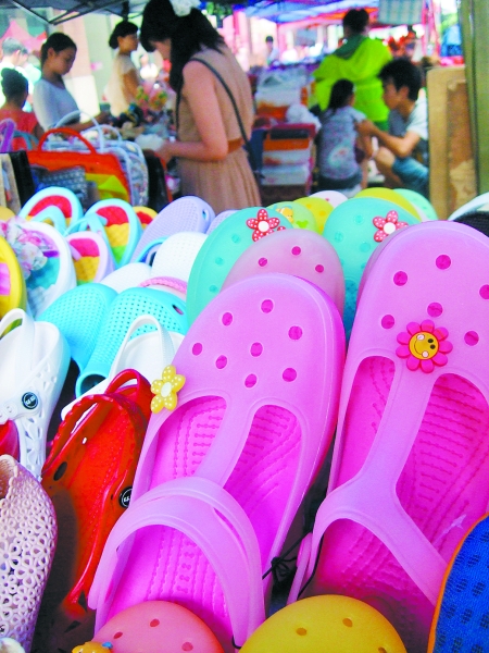 劣質(zhì)“洞洞鞋”會引起腳部炎癥 劣質(zhì)“洞洞鞋”會引起腳部炎癥