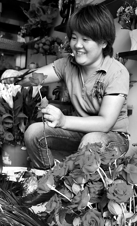 8月21日，內(nèi)黃縣一家鮮花店的工作人員正在包裝鮮花。