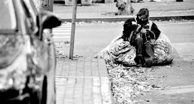 她靠在裝滿樹葉的大袋子上瞇了一會。