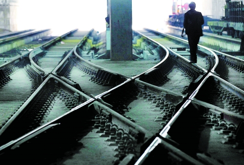 ▲鄭州地鐵1號(hào)線醫(yī)學(xué)院站，地下18米縱橫交錯(cuò)的鐵軌伸向遠(yuǎn)方。