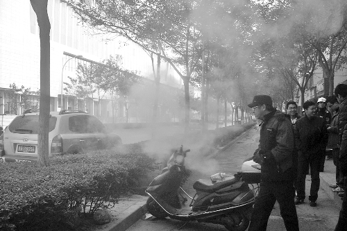 暖氣管爆裂，熱水熱氣從花壇中噴出。