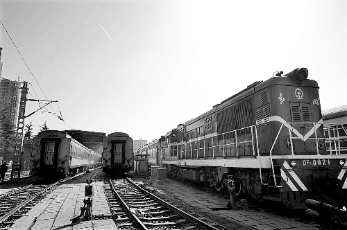 　　鄭州車輛段，擦拭一新的列車整裝待發(fā)。