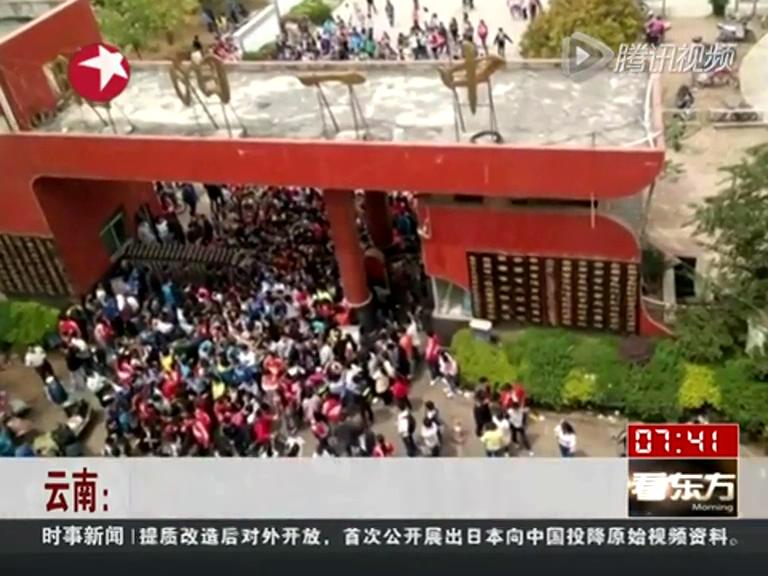 城管欲動手打校外擺攤老人 遭多名放學(xué)學(xué)生圍攻