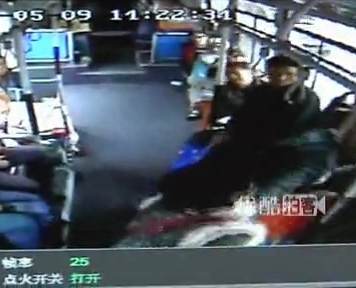 監(jiān)拍女乘客公交車(chē)內(nèi)持刀砍人 駕駛員及時(shí)制止