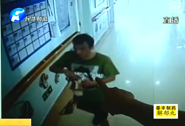 這個賊 誰都想扇他！