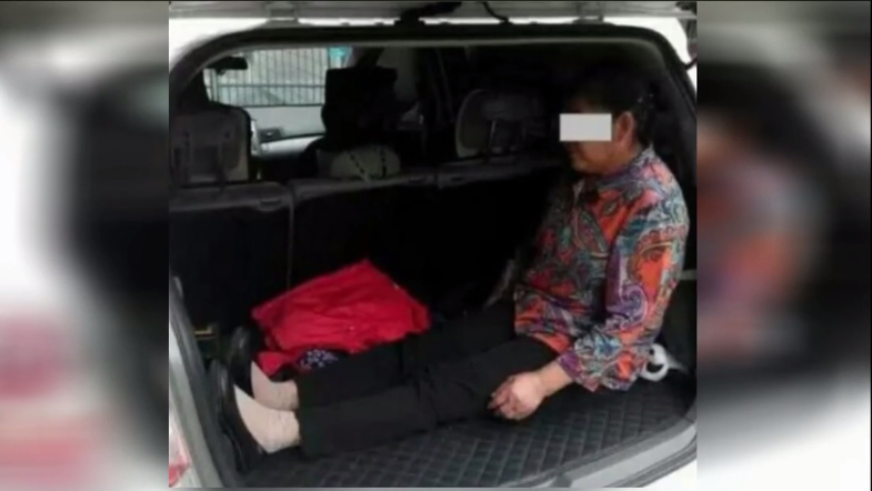 實拍：母親這樣被塞進(jìn)后備箱