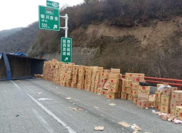 蘋(píng)果散落高速 眾人撿5個(gè)多小時(shí)完璧歸趙