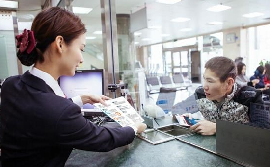 男子取款條打暗語(yǔ) 向銀行求救